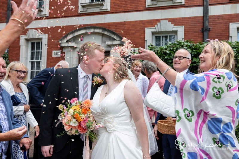 A kiss under the confetti