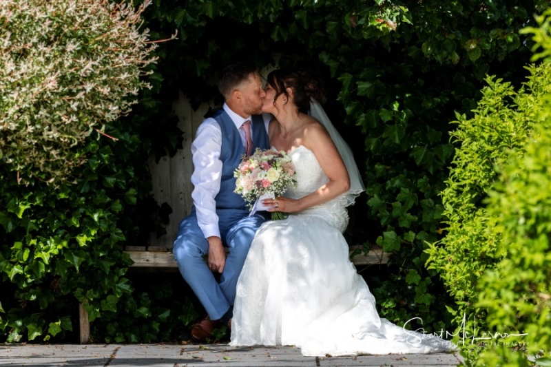 A kiss in the gardens